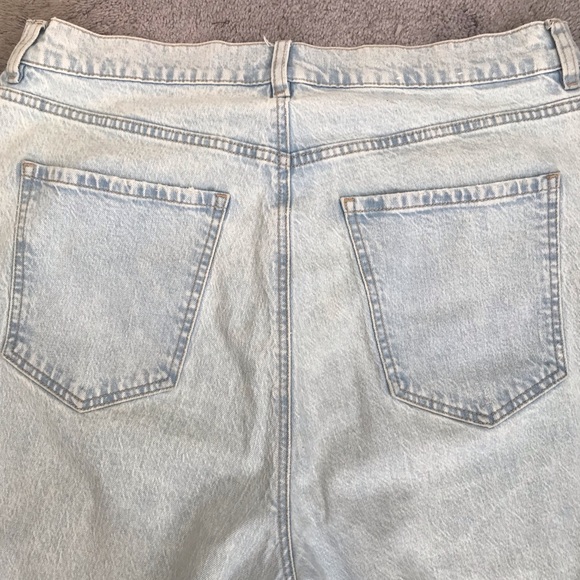 Light Wash High Waisted Mom Jeans - Picture 6 of 7